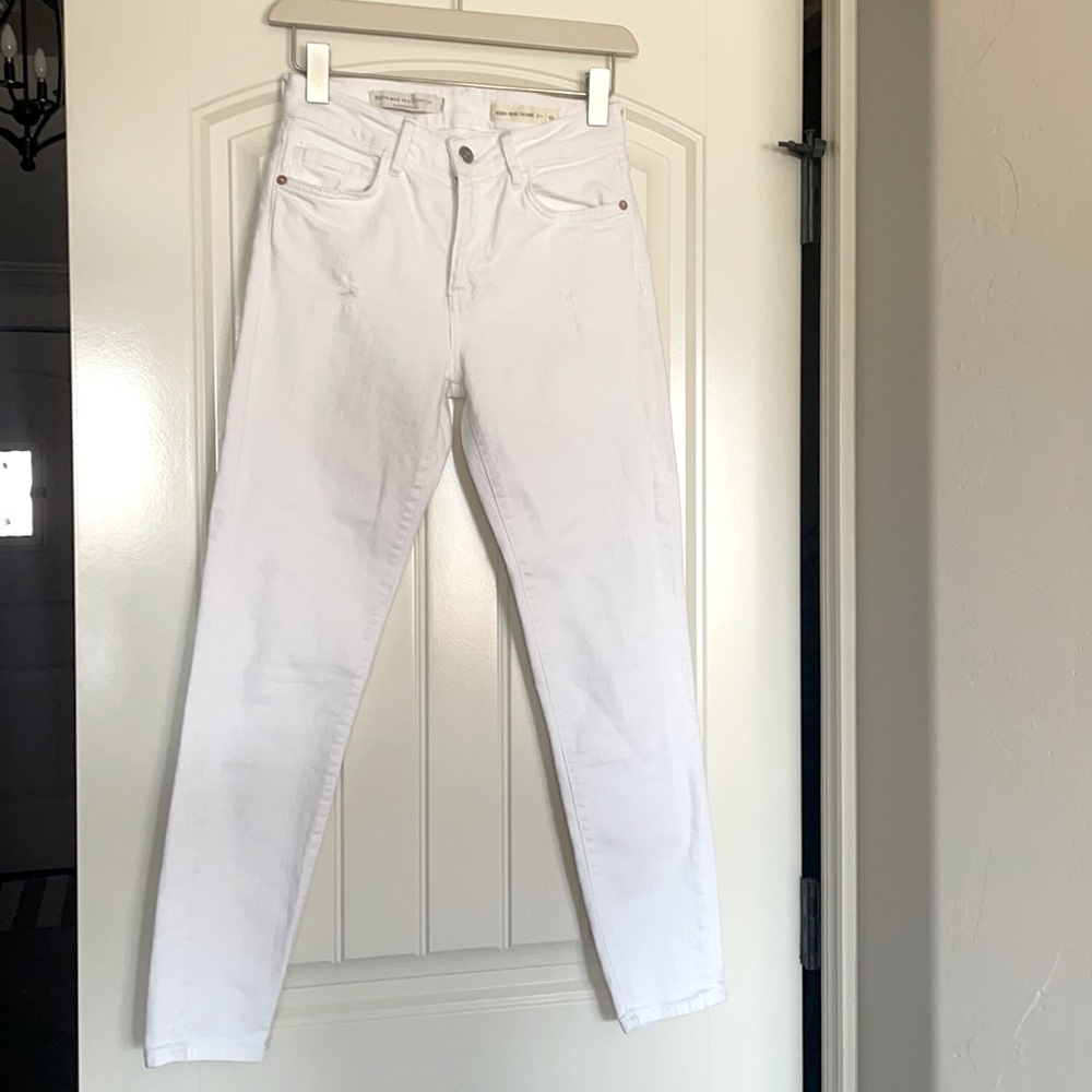 Anthropologie - Pilcro high waisted white distressed denim - size 26
